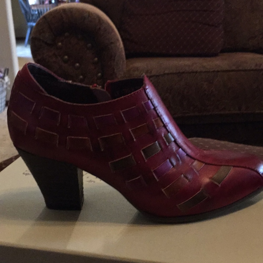 Ladies burnt red leather heels